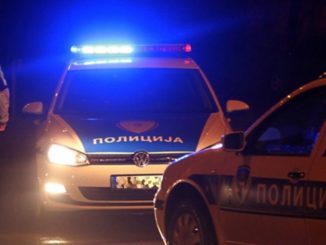Obračun se navodno desio u jednom noćnom klubu u centru Banjaluke, a tom prilikom specijalci su zadobili teške tjelesne povrede zbog čega im je ukazivana i ljekarska pomoć. Kako nezvanično saznaje pomenuti list, motiv sukoba je to što su pripadnici Specijalne jedinice policije pokušali ući u klub naoružani, što im I.A. nije dozvolio, jer tu navodno radi kao obezbjeđenje. U policijskoj upravi Banjaluka potvrdili su da je jedna osoba uhapšena zbog nanošenja teških tjelesnih povreda. "On se sumnjiči da je u ugostiteljskom objektu nanio povrede dvojici muškaraca zbog čega im je ukazana ljekarska pomoć u Univerzitetskom kliničkom centru Republike Srpske", rekla je portparol PU Banjaluka Marija Markanović. Ona je potvrdila da povrijeđeni muškarci jesu pripadnici Ministarstva unutrašnjih poslova Republike Srpske, ali da to veče nisu bili na dužnosti. "O svim okolnostima upoznat je dežurni tužilac Okružnog javnog tužilatšva Banjaluka, koji je naložio da se u redovnoj proceduri dostavi izvještaj protiv osumnjičenog", pojasnila je Markanovićeva. Neimenovani izvor "Euro Blica", navono blizak istrazi, pojasnio je da se to dešavalo pred kraj radnog vremena. On je rekao da je I.A. prilikom obračuna jednom od policajaca nanio povredu jagodične kosti. "Drugi policajac prošao je mnogo teže, njemu je Arsenić slomio vilicu i izbio nekoliko zuba", pojašnjava neimenovani sagovornik.