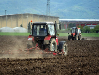 Traktor u polju obradjuje zemlju