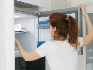 Naslage leda u zamrzivaču prije čišćenja – uobičajen problem zbog vlage i nepravilnog skladištenja hrane