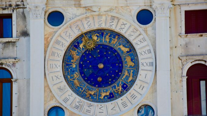 Astrološki sat sa horoskopskim znakovima – simbol zodijaka i protoka vremena Astrološki sat sa horoskopskim znakovima – simbol zodijaka i protoka vremena