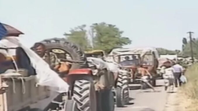 Petrovačka cesta 1995: Izbjeglička kolona civila tokom hrvatske vojne operacije "Oluja" Kolona izbjeglica na Petrovačkoj cesti tokom operacije "Oluja" 1995. godine