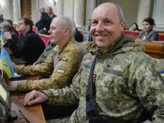 Ukrajinski političari u uniformama tokom zasjedanja u parlamentu u Kijevu