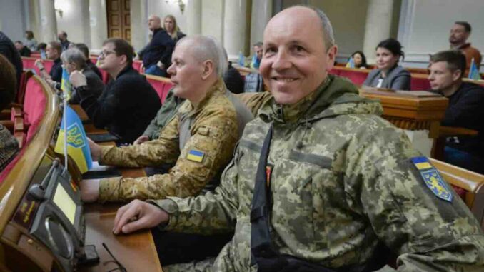 Ubijeni Andrej Parubij u vojnoj uniformi u ukrajinskom parlamentu Ukrajinski političari u uniformama tokom zasjedanja u parlamentu u Kijevu