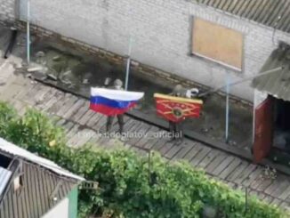 Ruski vojnici podižu zastavu u zauzetom selu u Dnjepropetrovskoj oblasti