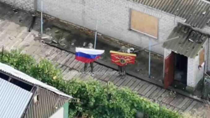 Ruske snage podigle zastavu nakon zauzimanja Zaporoškog Ruski vojnici podižu zastavu u zauzetom selu u Dnjepropetrovskoj oblasti